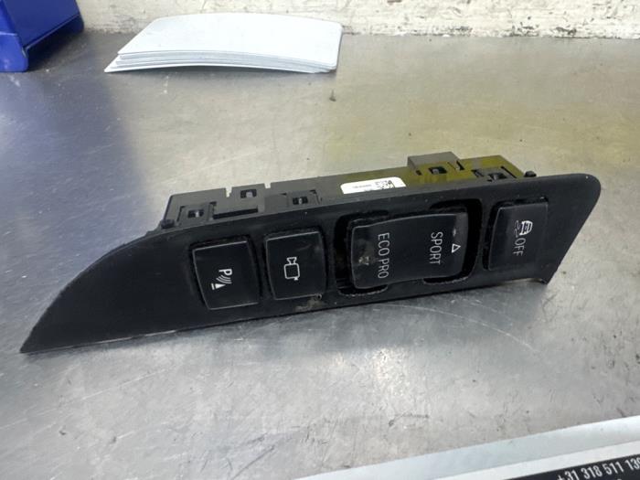 Usados Interruptor ESP BMW 3 serie Touring (F31) 318d 2.0 16V Precio € 15,00 Norma de margen ofrecido por De Witte Boerderij AutoMotive