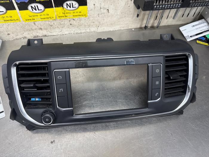 Usagé Panneau de commandes navigation Citroen Jumpy 2.0 Blue HDI 150 Prix € 50,00 Règlement à la marge proposé par De Witte Boerderij AutoMotive
