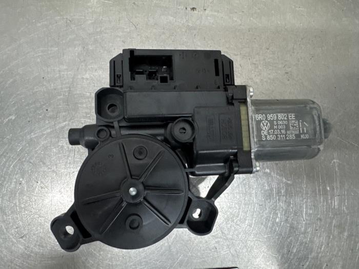 Usados Motor de ventanilla de puerta Seat Ibiza ST (6J8) 1.0 EcoTSI 12V Precio € 15,00 Norma de margen ofrecido por De Witte Boerderij AutoMotive