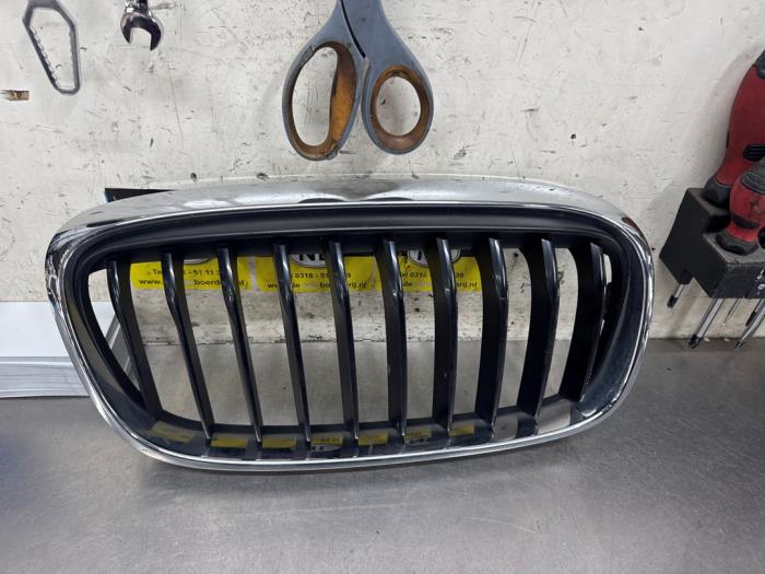 Begagnade Grill BMW 2 serie Active Tourer (F45) 225i 2.0 TwinPower Turbo 16V Pris € 20,00 Marginaltabell erbjuds av De Witte Boerderij AutoMotive