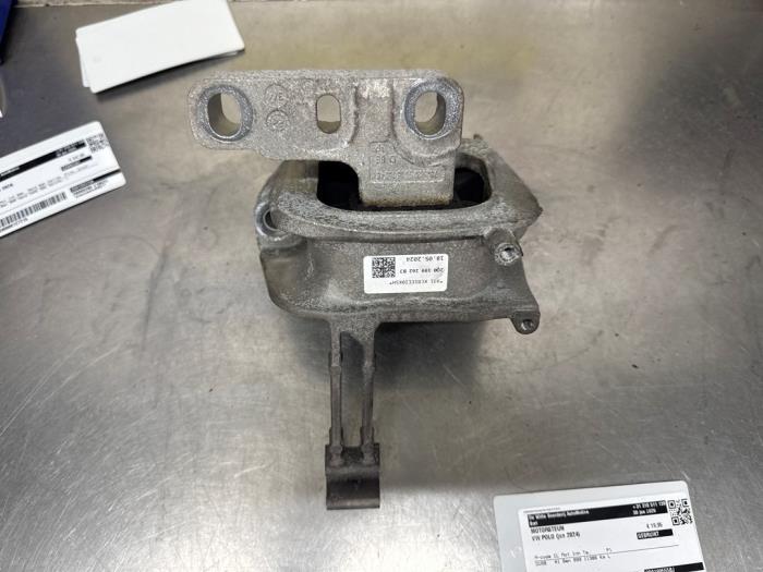 Usagé Support moteur Volkswagen Polo VI (AW1) 1.0 TSI 12V Prix € 19,95 Règlement à la marge proposé par De Witte Boerderij AutoMotive