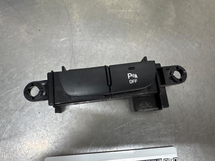 Usados Interruptor PDC Kia Cee'd (JDB5) 1.6 GDI 16V Precio € 10,00 Norma de margen ofrecido por De Witte Boerderij AutoMotive