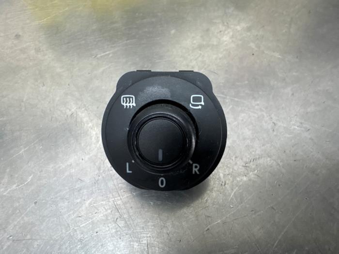 Usados Interruptor de retrovisor Volkswagen Polo V (6R) 1.2 TSI 16V BlueMotion Technology Precio € 10,00 Norma de margen ofrecido por De Witte Boerderij AutoMotive