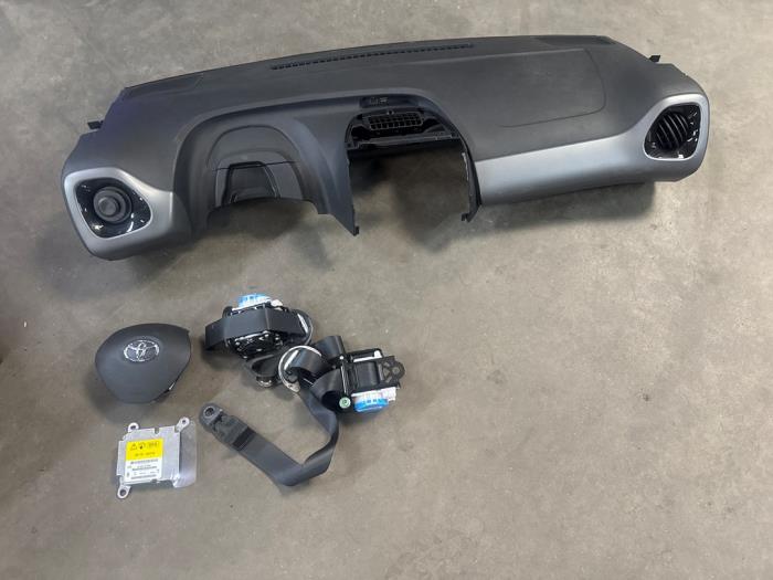 Begagnade Airbagset Toyota Aygo (B40) 1.0 12V VVT-i Pris € 650,00 Marginaltabell erbjuds av De Witte Boerderij AutoMotive