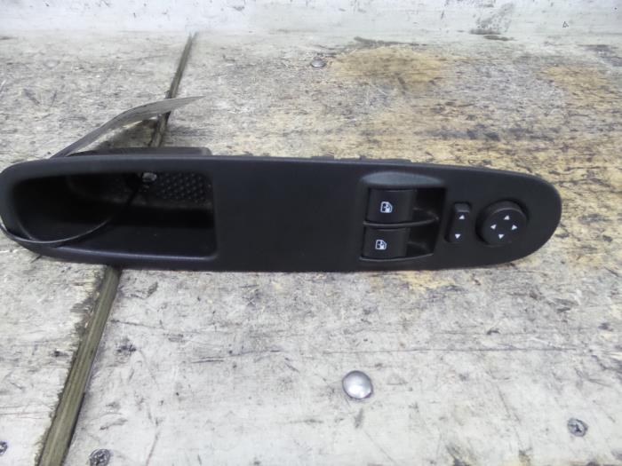 Usados Interruptor combinado de ventanillas Fiat Punto Evo (199) 1.3 JTD Multijet 85 16V Euro 5 Precio € 25,00 Norma de margen ofrecido por De Witte Boerderij AutoMotive