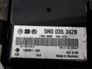 Używane Jednostka multimedialna Volkswagen Polo V (6R) 1.2 TDI 12V BlueMotion Cena € 65,00 Procedura marży oferowane przez De Witte Boerderij B.V.