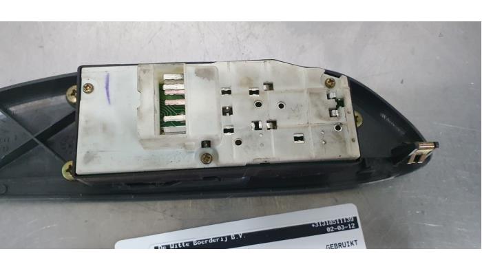 Multi-functional window switch from a Toyota Yaris (P1) 1.3 16V VVT-i 2001