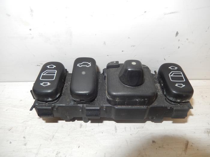 Usados Interruptor combinado de ventanillas Mercedes CLK (C208) 2.0 200 16V Precio € 50,00 Norma de margen ofrecido por De Witte Boerderij AutoMotive