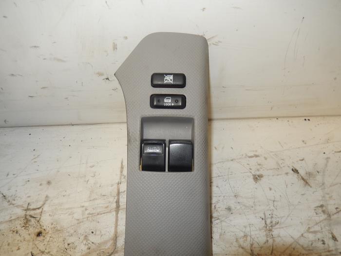 Multi-functional window switch from a Toyota Yaris II (P9) 1.0 12V VVT-i 2008