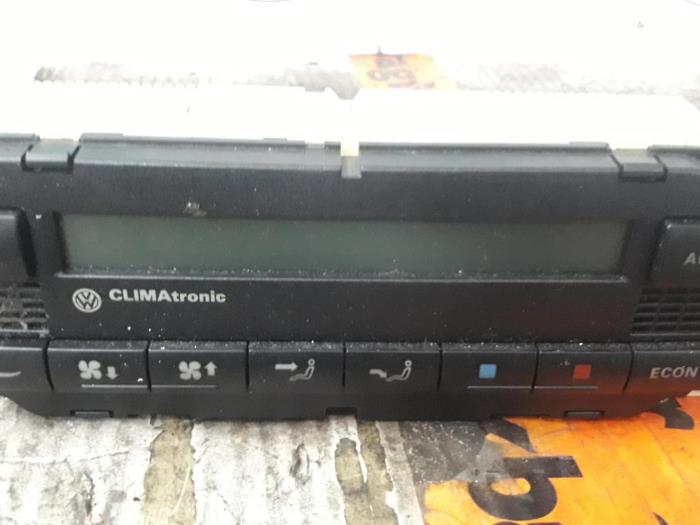 Używane Panel climatronic Volkswagen Golf IV (1J1) 1.6 Cena € 45,00 Procedura marży oferowane przez De Witte Boerderij AutoMotive