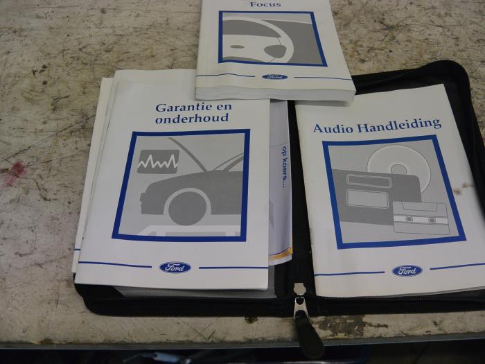 Instruction Booklet from a Ford Focus 1 1.8 TDdi 2002