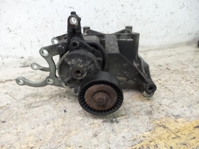 Usados Rodillo tensor correa múltiple BMW 3-Serie Precio € 50,00 Norma de margen ofrecido por De Witte Boerderij AutoMotive