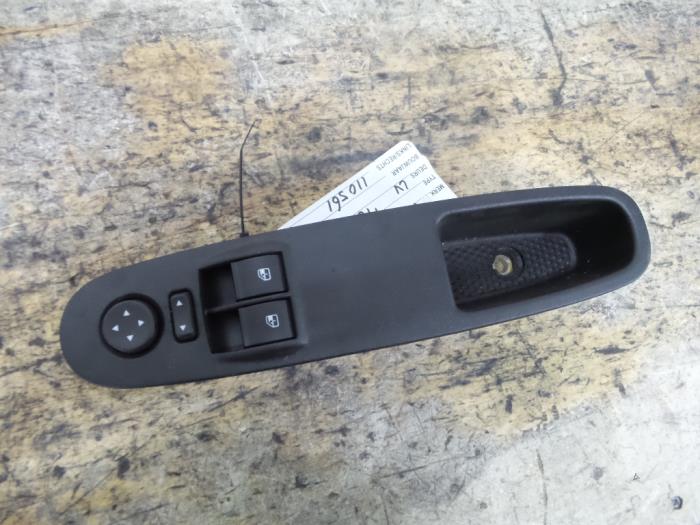 Multi-functional window switch from a Renault Clio (B/C57/357/557/577) 1.2e Kat. 2010