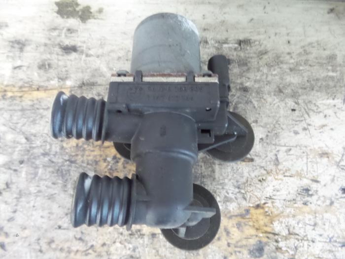 Electric heater valve from a BMW 3 serie Touring (E46/3) 318i 2000