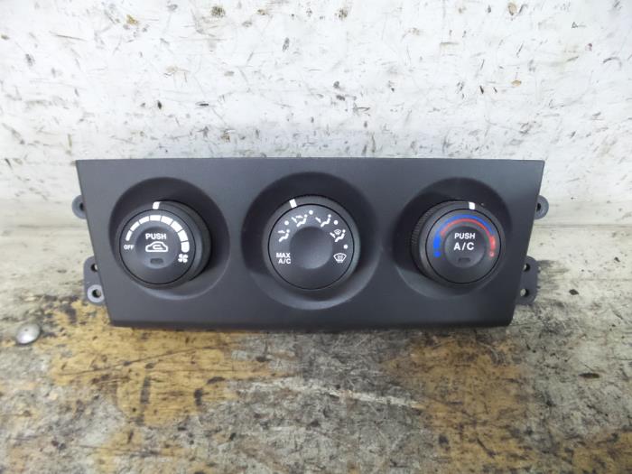 Heater control panel from a Kia Sorento I (JC) 2.5 CRDi 16V VGT 2008