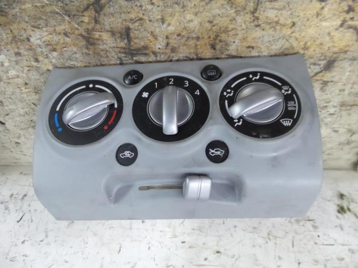 Panel de control de calefacción de un Suzuki Alto (GF) 1.0 12V 2011
