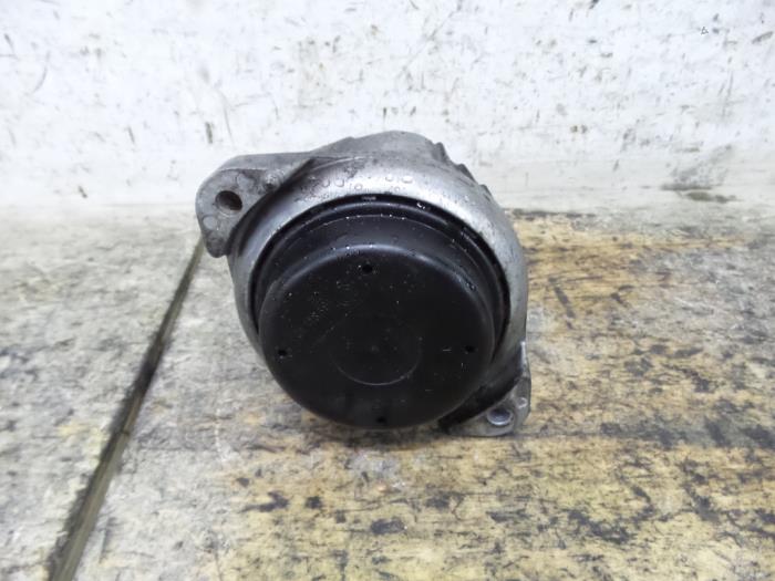 Engine mount from a BMW 1 serie (E87/87N) 120d 16V 2004