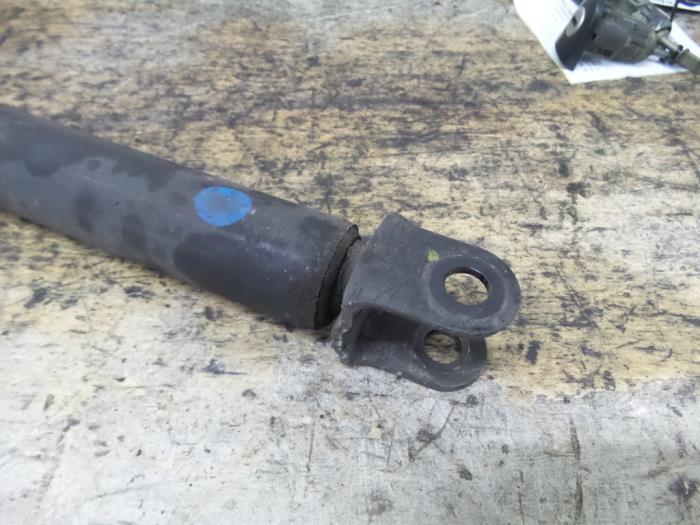 Rear shock absorber, left from a Hyundai iX35 (LM) 2.0 16V 2011