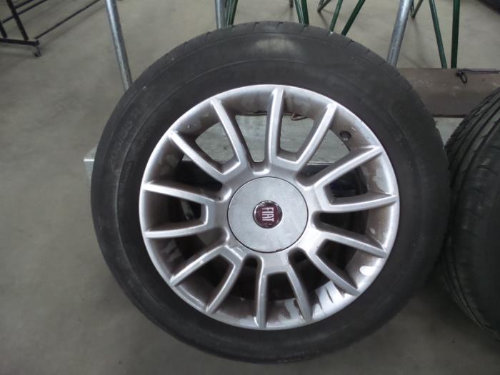 Wheel + tyre from a Fiat Bravo (198A) 1.4 MultiAir 16V 2011