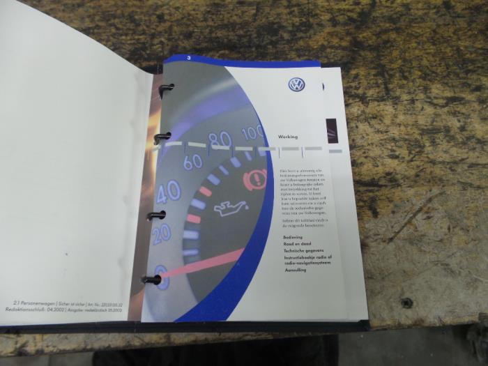 Instrucciones(varios) de un Volkswagen Golf 2001