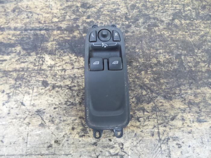 Usados Interruptor combinado de ventanillas Volvo C30 Precio € 35,00 Norma de margen ofrecido por De Witte Boerderij AutoMotive