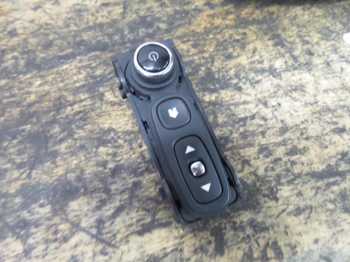 Electric window switch from a Renault Clio IV (5R) 1.5 Energy dCi 90 FAP 2014