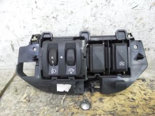 Used AIH headlight switch Renault Clio IV (5R) 1.5 Energy dCi 90 FAP Price € 20,00 Margin scheme offered by De Witte Boerderij B.V.