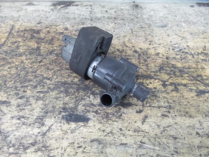 Usagé Pompe à eau Mercedes ML I (163) 430 4.3 V8 24V Autom. Prix € 50,00 Règlement à la marge proposé par De Witte Boerderij AutoMotive