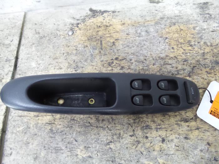 Usados Interruptor combinado de ventanillas Alfa Romeo 156 (932) 2.0 Twin Spark 16V Precio € 25,00 Norma de margen ofrecido por De Witte Boerderij AutoMotive