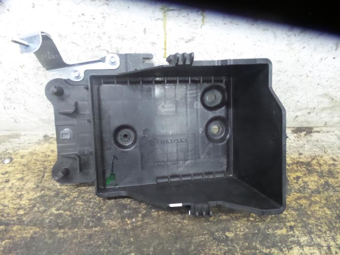 Begagnade Batterilåda Mazda CX-3 (DJ/DK) 2.0 SkyActiv-G 120 Pris € 10,00 Marginaltabell erbjuds av De Witte Boerderij AutoMotive
