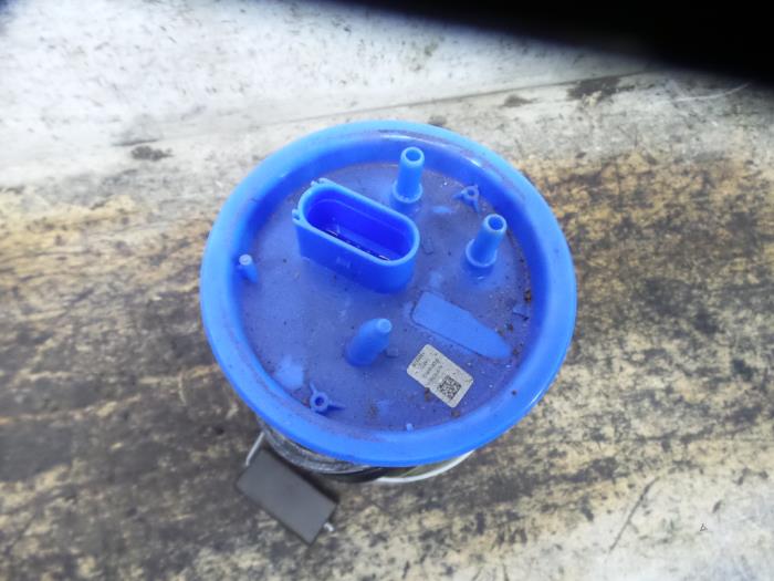 Electric fuel pump from a Volkswagen Polo V (6R) 1.2 TSI 16V BlueMotion Technology 2014