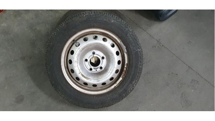 Wheel + tyre from a Opel Vivaro 2.0 CDTI 2007