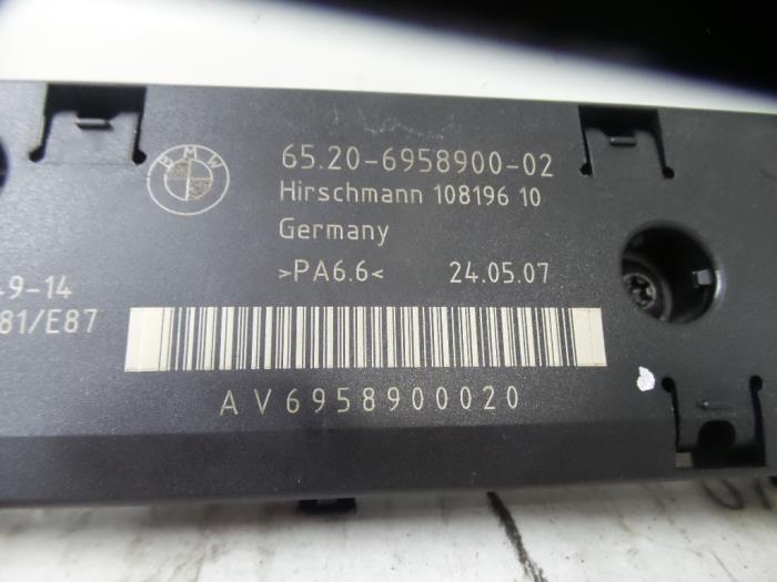 Antenna Amplifier from a BMW 1 serie (E81) 118d 16V 2007