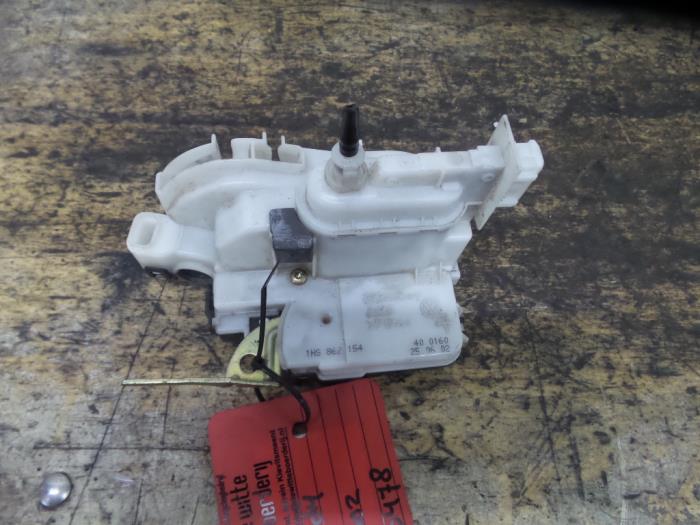 Türschlossmechanik 2-türig rechts van een Volkswagen Caddy II (9K9A) 1.9 TDI 2002