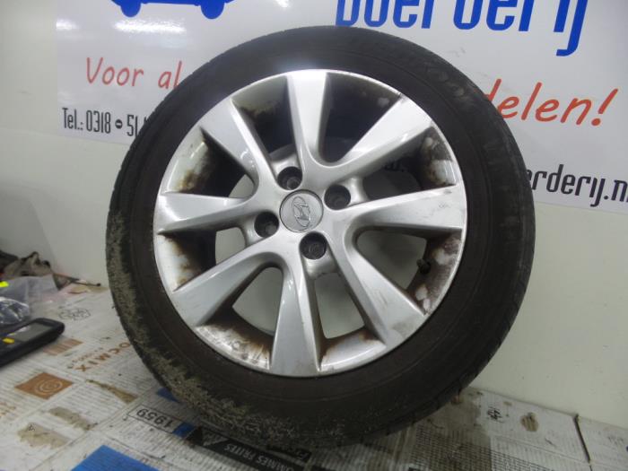 Wheel + tyre from a Hyundai i20 1.2i 16V 2013