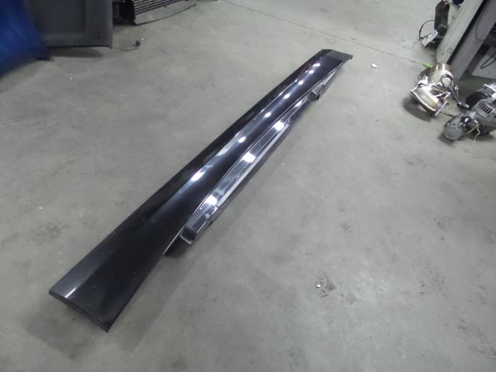 Side skirt, left from a BMW 1-Serie 2009