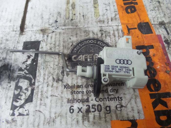 Używane Silnik tylnej klapy Audi A4 Avant (B7) 2.5 TDI V6 24V Cena € 30,00 Procedura marży oferowane przez De Witte Boerderij AutoMotive