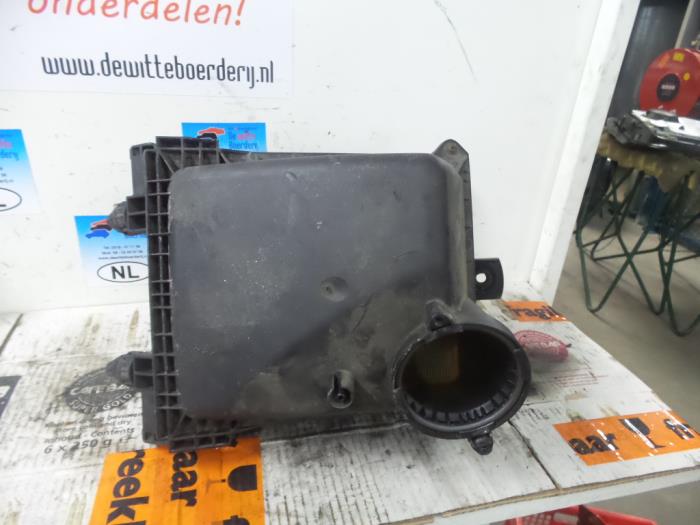 Begagnade Luftfilterhus Audi A4 Avant (B7) 2.5 TDI V6 24V Pris € 50,00 Marginaltabell erbjuds av De Witte Boerderij AutoMotive