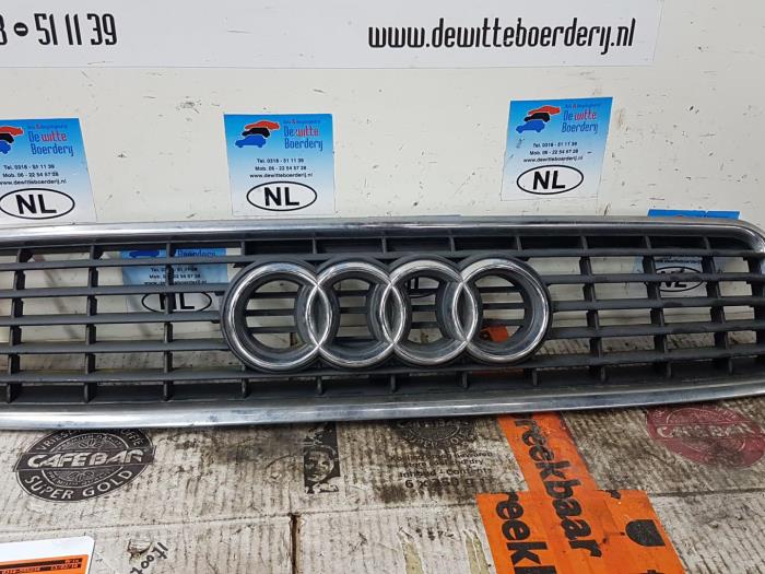 Używane Grill Audi A4 Cena € 50,00 Procedura marży oferowane przez De Witte Boerderij AutoMotive