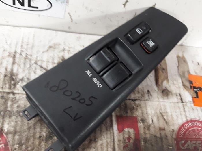 Multi-functional window switch from a Toyota Corolla (E12) 1.6 16V VVT-i 2004