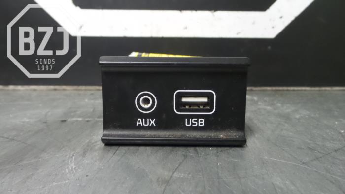 Conexión AUX-USB de un Kia Sportage (QL) 1.6 GDI 16V 4x2 2016