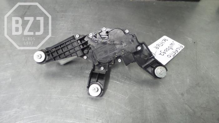 Motor de limpiaparabrisas detrás de un Kia Picanto (TA) 1.0 12V 2012