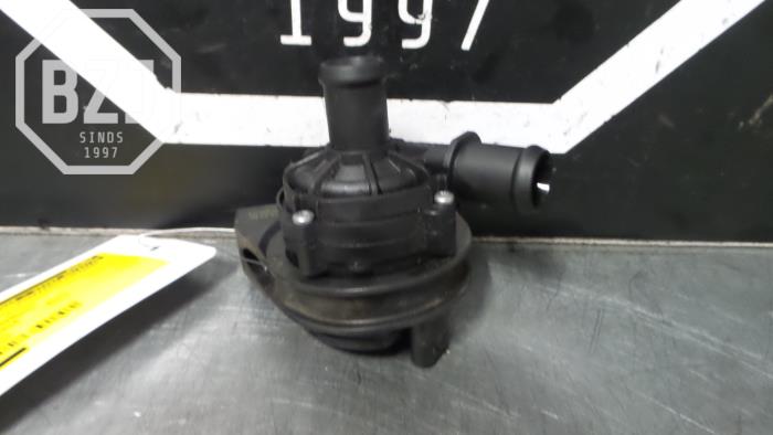 Usagé Pompe à eau Volkswagen Polo VI (AW1) 1.0 TSI 12V Prix sur demande proposé par BZJ b.v.