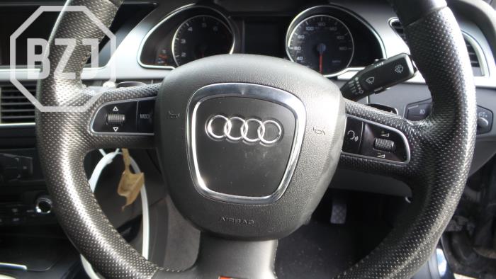 Airbag izquierda (volante) de un Audi A5 (8T3)  2011