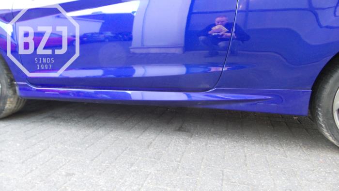 Faldón lateral izquierda de un Ford Fiesta 2013