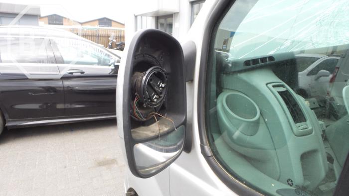 Außenspiegel links van een Opel Vivaro 2.0 CDTI 2011