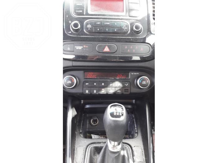 Używane Panel climatronic Kia Carens IV (RP) 1.7 CRDi 16V Cena na żądanie oferowane przez BZJ b.v.