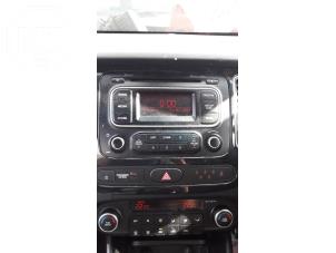 Gebrauchte Radio CD Spieler Kia Carens IV (RP) 1.7 CRDi 16V Preis auf Anfrage angeboten von BZJ b.v.