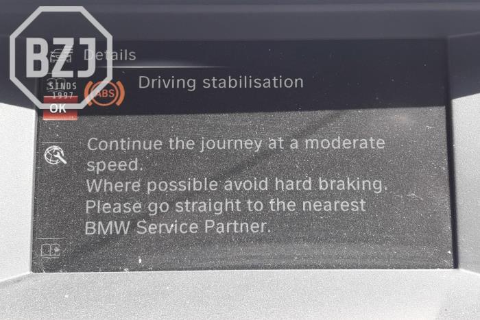Pantalla de navegación de un BMW 5 serie (F10)  2017