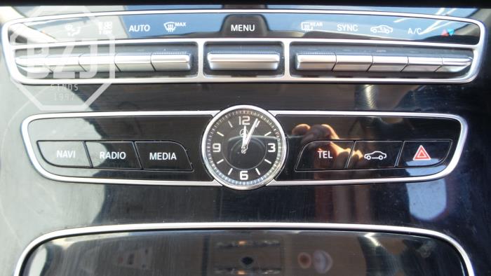 Panneau de commandes navigation d'un Mercedes-Benz E (W213) E-220d 2.0 Turbo 16V 2017